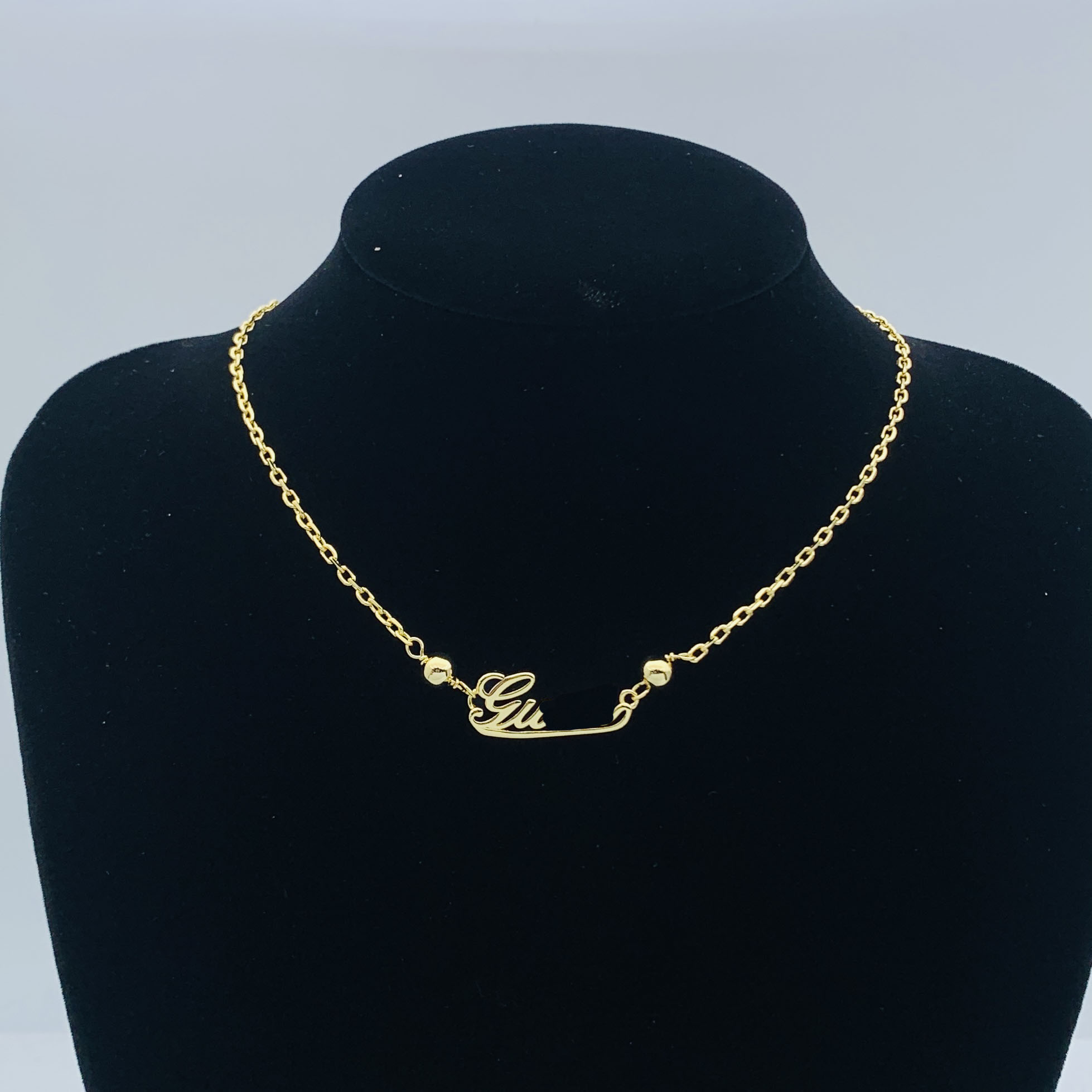 Necklaces designed by high-end luxury designers and a variety of high-end jewelry gifts in different styles