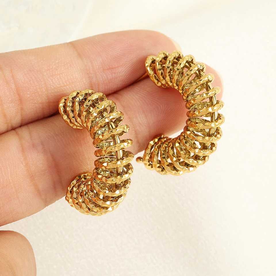Junzi Retro Gold Color C-Shaped Twisted Hoop Earrings For Women Punk Gothic Metal Circle Round Chunky Earrings Jewelry Gifts Y250704