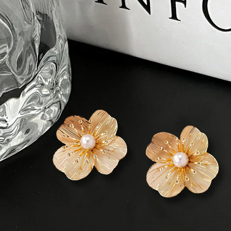 French Style High-End Hollow Flower Stud Earrings 1 Pair Exaggerated Large Petal Irregular Light Ring for Women