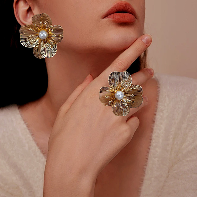 French Style High-End Hollow Flower Stud Earrings 1 Pair Exaggerated Large Petal Irregular Light Ring for Women