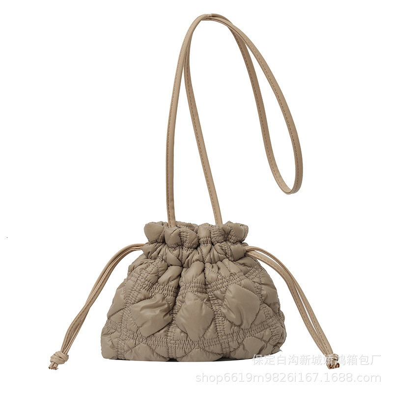 Designer Women's Simple Quilted Drawstring Drawstring Pleated Bucket Bag Nylon Cloud Shoulder Crossbody Bag Lightweight Dumpling Bag Fashion Tren