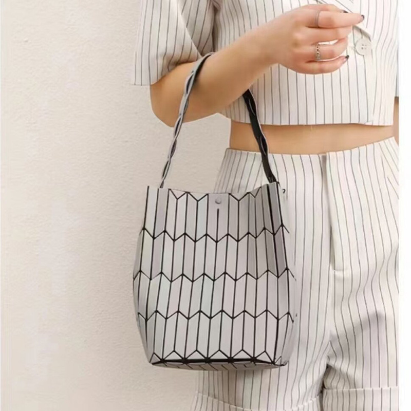 2025 Designer Summer New Fashion Three House Fashion Internet Celebrity Hollow Bucket Bag Diamond Pattern Basket Bag Hand-held Lady Bag