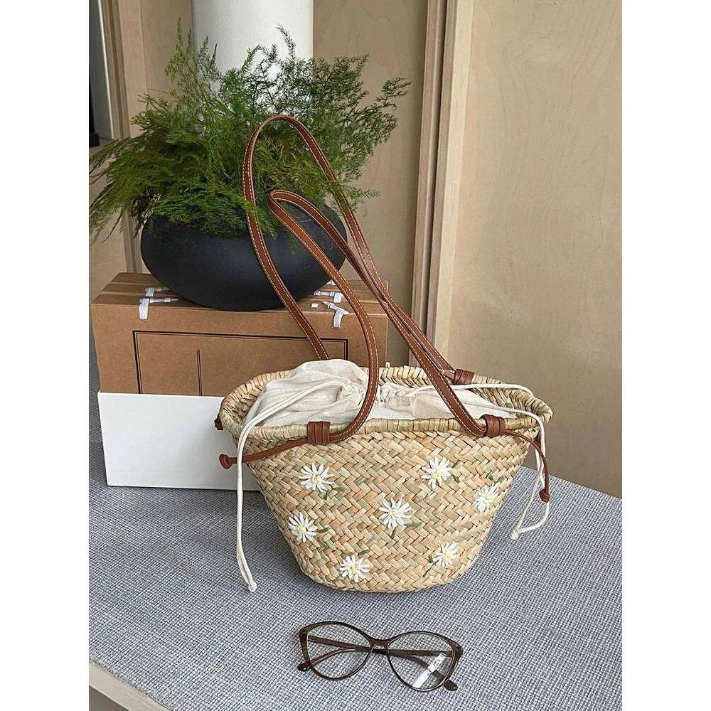 Luxurious designer 2025 casual rattan woven basket bag for women made of tobacco material. Handmade summer beach rattan tote bag with shoulder strap. 
