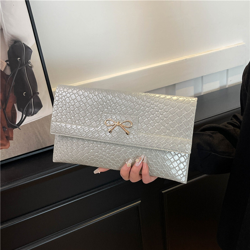 Free Shipping Designer Bag High-end Trendy Personality Fashion Evening Bag For Women Elegant Light Luxury New Urban Commuter Textured Clutch