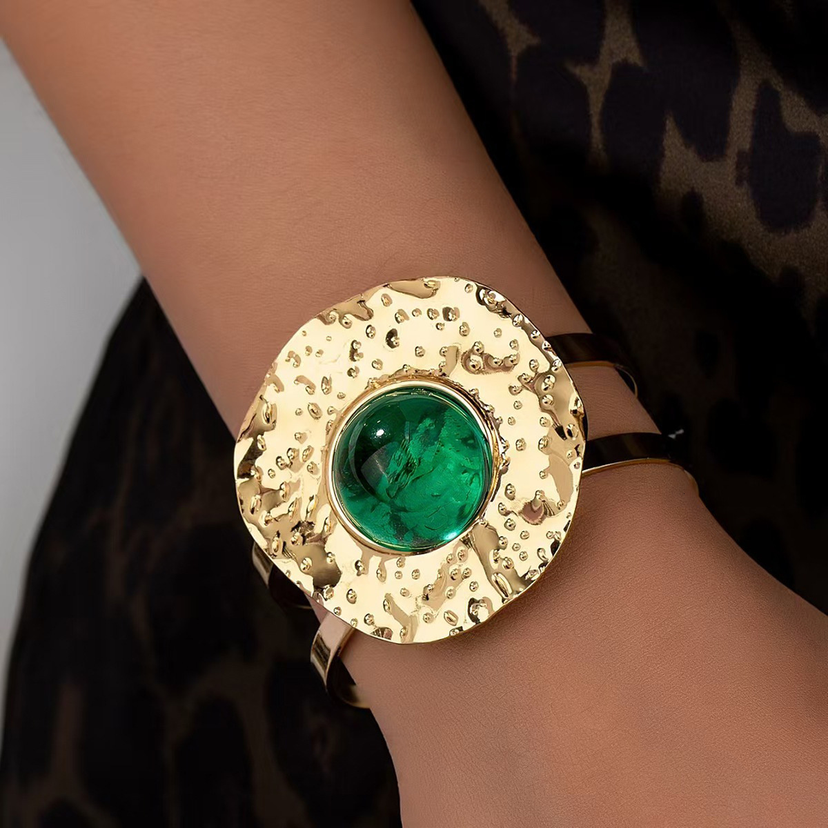 Geometric Hammered Edge Round Pleated Design Inlaid Elegant Bracelet for Daily Casual Banquet Party Versatile Women's Accessory