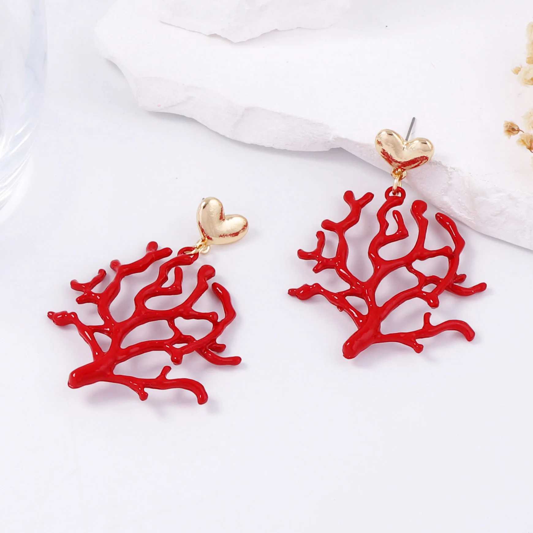 Digadagu Metal Red Coral Dangle Earrings New Womens Simple Exaggerated Earrings Daily Jewelry Accessories Y250704