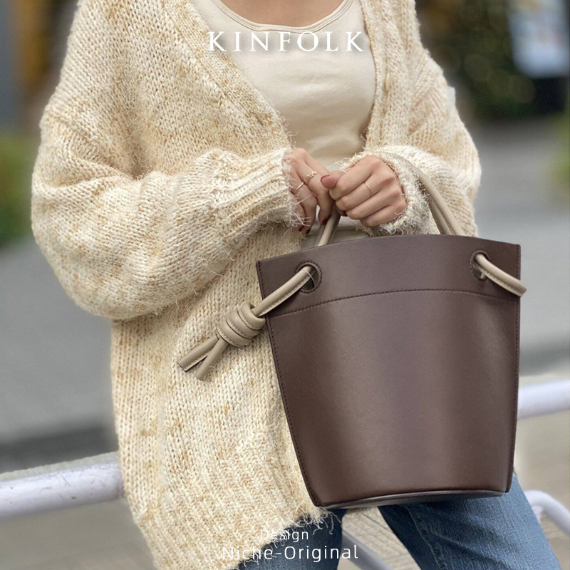 2025 Designer's New Women's Bag With Personalized Structure, Large Capacity, Simple High-end Feel, Underarm Bucket Bag, Color Blocked Handba