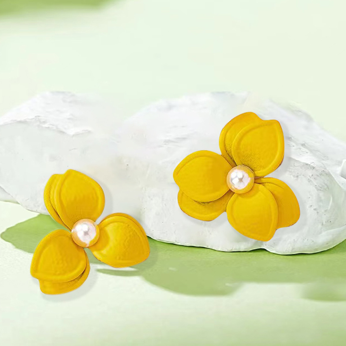 Fresh Sweet Versatile New Floral Korean and Japanese Simple Commuter Elegant Pearl Earrings