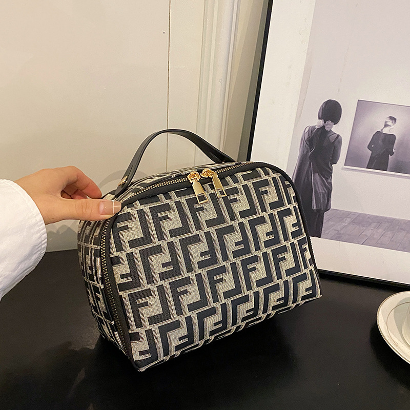 Free Shipping 2025 Large Capacity Letter Print Makeup Bag Portable Hand Carry Cosmetic Organizer Pouch Fashion Accessories