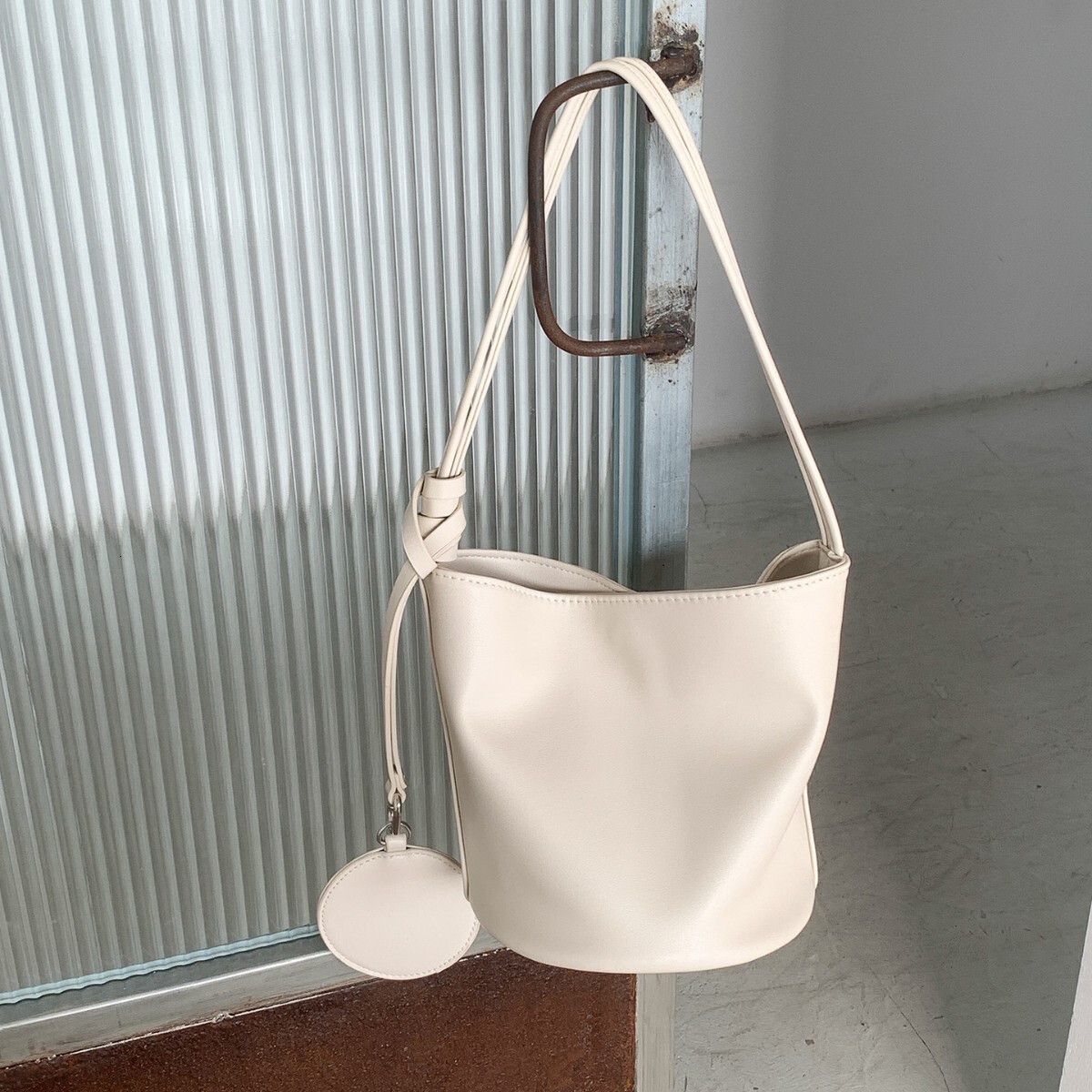 Free Shipping Designer Korean Summer New Women's Bucket Bag High-end Niche Cylindrical Office Handbag Women's Simple Soft Leather Shoulder B
