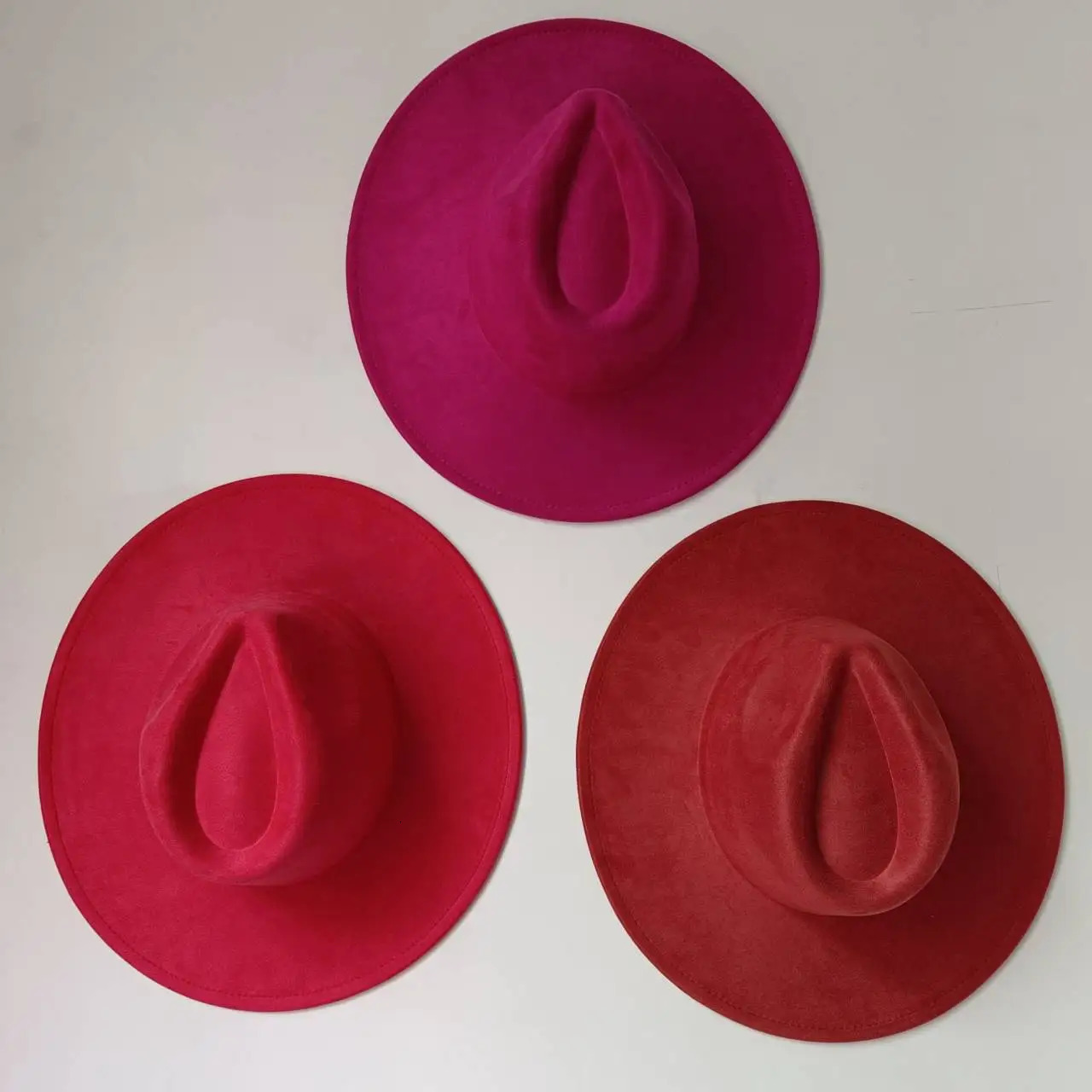 9.5 CM Big brim Jazz Fedora Hat Mens Suede Fabric Heart shaped Top Felt Hat Womens Peacock Green Party Tie Hat 250701
