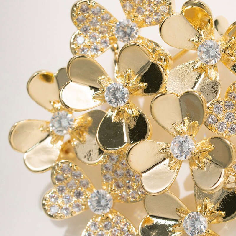DHcollections Dilixue Plain Gold Clover Wreath Bohemian Design Copper Zircon Coat Brooch