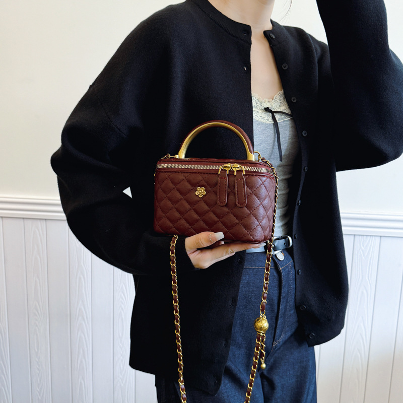 Free Shipping 2025 Designer's New Women's Quilted Chain Bag High-end Texture Autumn And Winter Hot Selling Crossbody Bag Handbag Bucket Bag