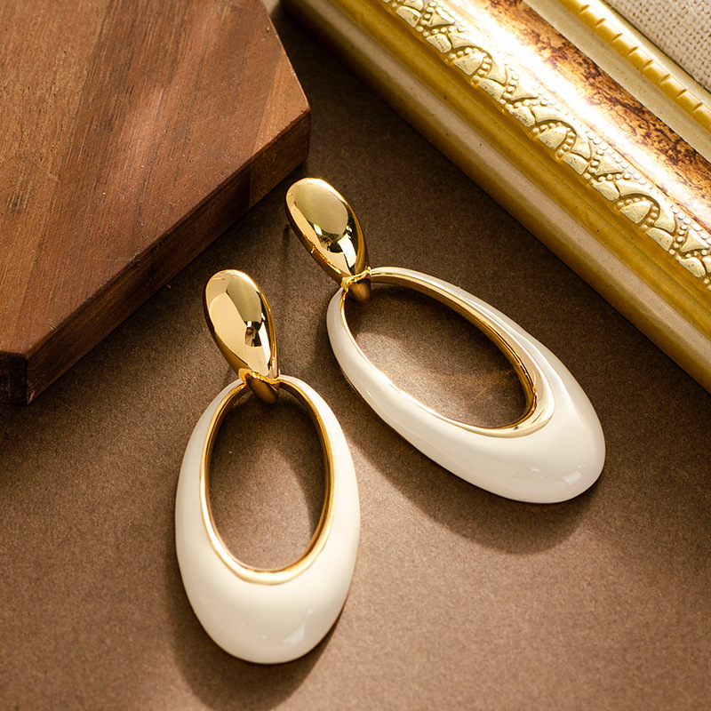 French Elegant Vintage Style Oil Drop Hollow Geometric Oval Earrings Niche Personality Design Sier Needle Ear Jewelry