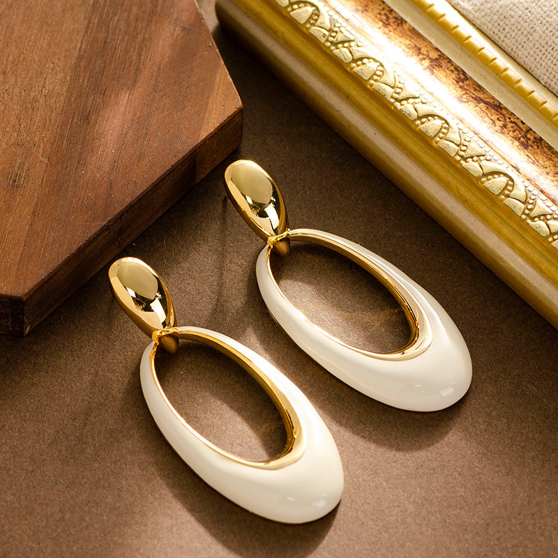 French Elegant Vintage Style Oil Drop Hollow Geometric Oval Earrings Niche Personality Design Sier Needle Ear Jewelry