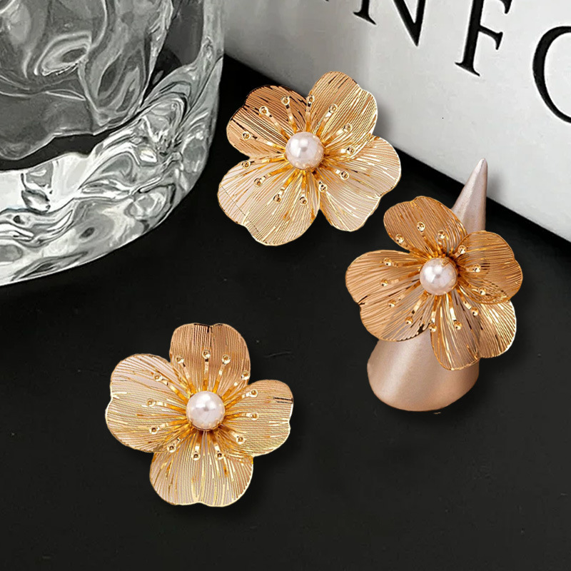 French Style High-End Hollow Flower Stud Earrings 1 Pair Exaggerated Large Petal Irregular Light Ring for Women