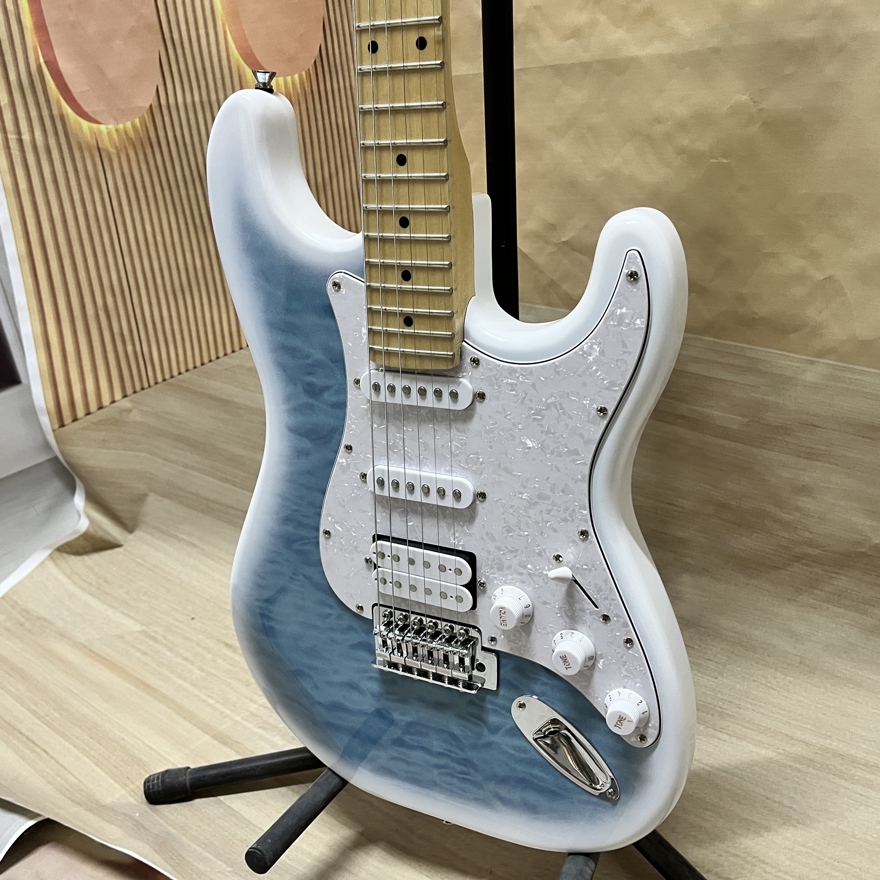 6-string electric guitar, quilted maple top, SSH pickup, ash body, maple fretboard, 22 frets, chrome hardware
