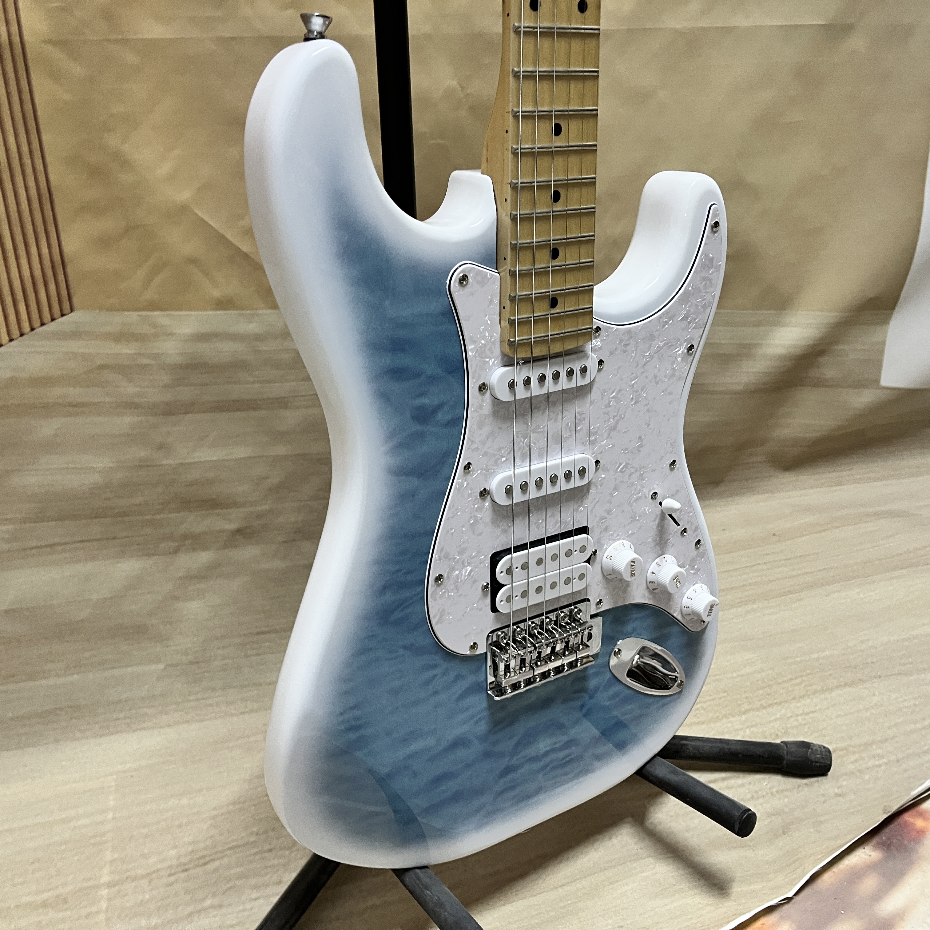 6-string electric guitar, quilted maple top, SSH pickup, ash body, maple fretboard, 22 frets, chrome hardware