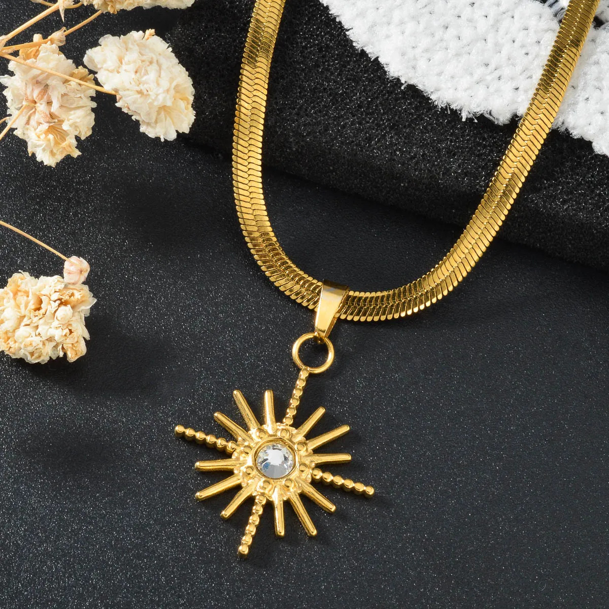 Vintage Sun Pendant Necklace Stainless Steel Waterproof Jewelry Accessories Jewelry Gift for Birthday Anniversary Suit for Party 250701
