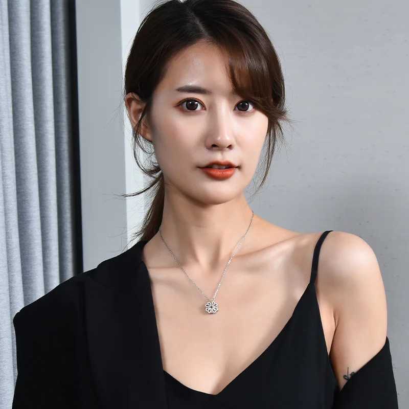 Versatile Four-Leaf Clover Necklace with Multiple Heart-Shaped Collarbone Chains That Wont Fade When Opened and Closed Y250704
