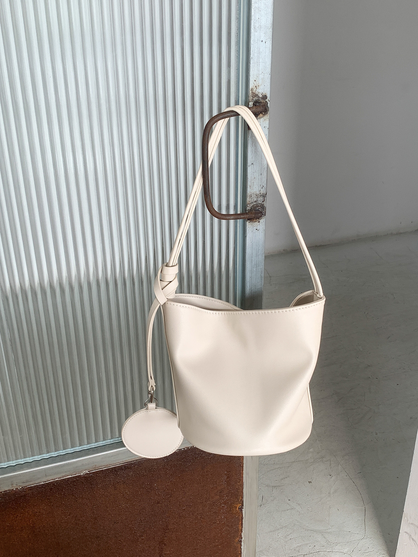 Free Shipping Designer Korean Summer New Women's Bucket Bag High-end Niche Cylindrical Office Handbag Women's Simple Soft Leather Shoulder B
