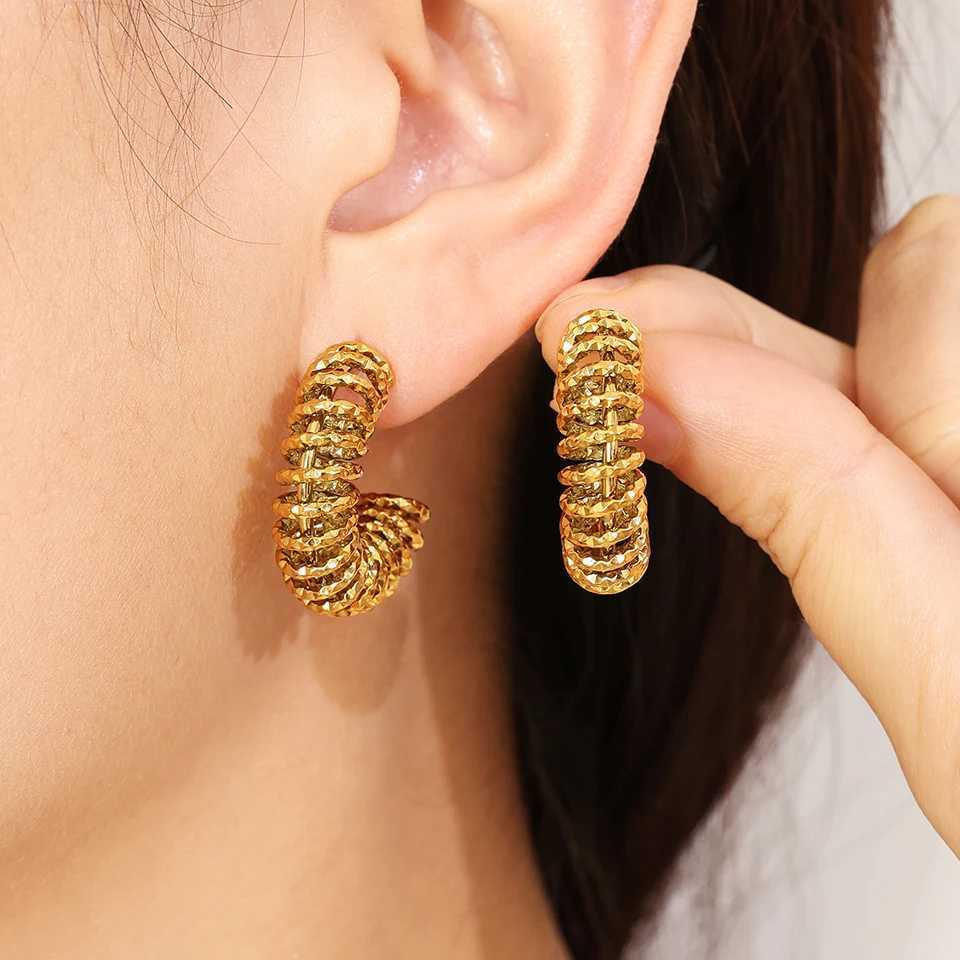 Junzi Retro Gold Color C-Shaped Twisted Hoop Earrings For Women Punk Gothic Metal Circle Round Chunky Earrings Jewelry Gifts Y250704