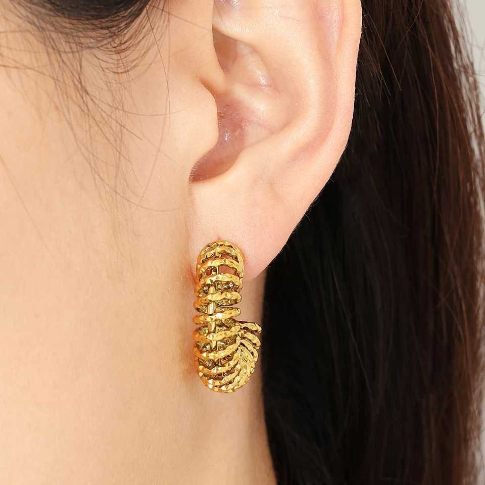 Junzi Retro Gold Color C-Shaped Twisted Hoop Earrings For Women Punk Gothic Metal Circle Round Chunky Earrings Jewelry Gifts Y250704