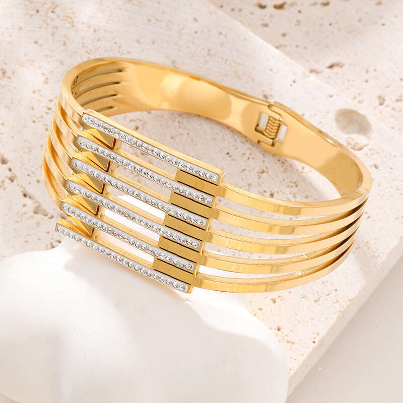 Hot Luxury Jewelry Designer Bracelet Titanium Steel Electroplating 18k Gold Shining Non Fading Hollow out Multiple Rows of Diamond Set Fashion OL Dail