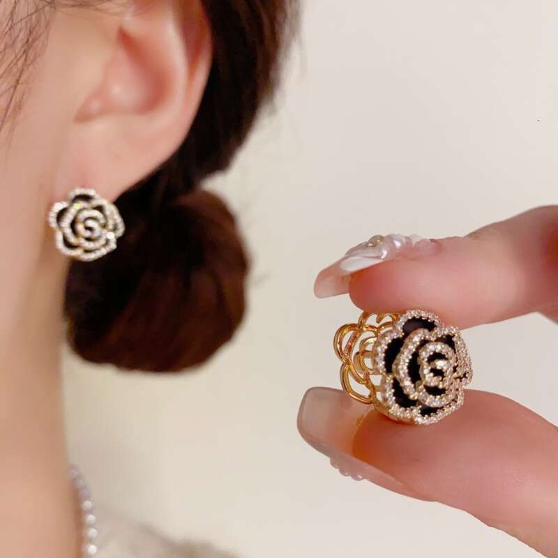 DHcollections Fashionable High-End Double-Sided Camellia Earrings for Women, Exquisite and Elegant Design, Niche Personality Trendy Ear Accessories