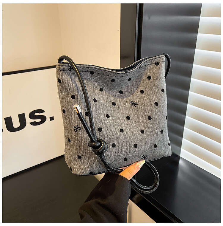 Casual Handbag Tote for Women 2025 New Niche Underarm Versatile Fashion Commuter Shoulder Bucket Bag Trendy