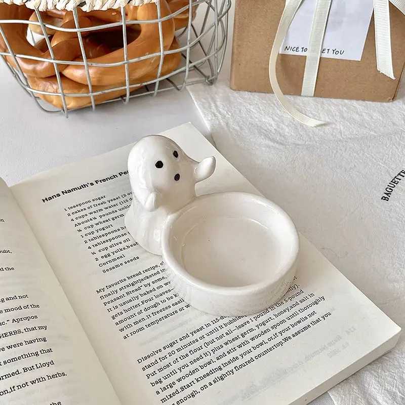 Creative and Quirky Ghost Candle Holder Aromatherapy Candle Base Atmospheric Decoration Cute Ceramic Design Candle Holder W250704