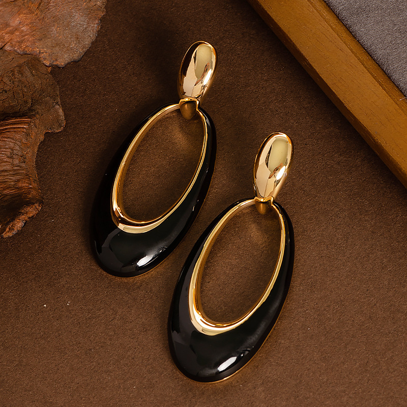 French Elegant Vintage Style Oil Drop Hollow Geometric Oval Earrings Niche Personality Design Sier Needle Ear Jewelry