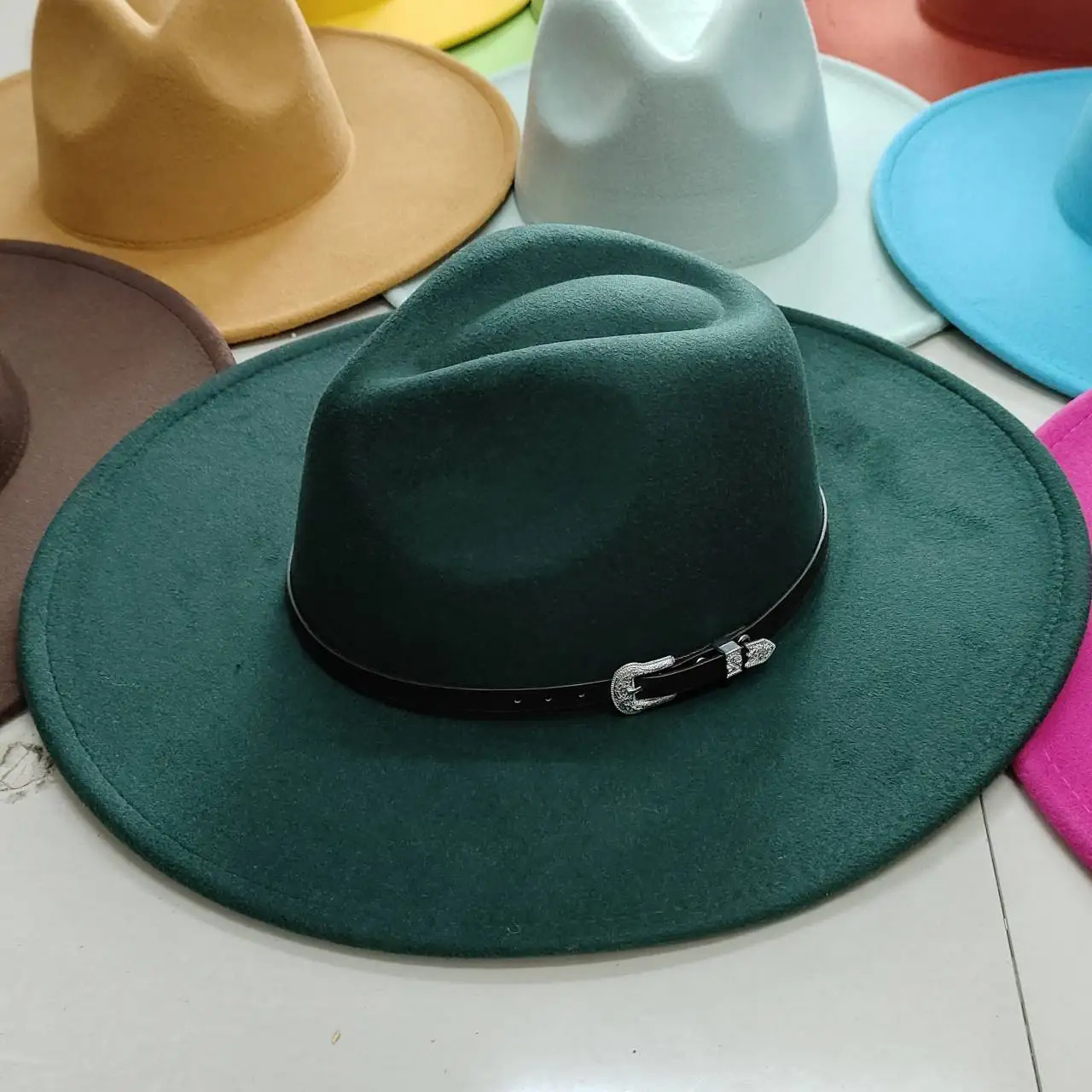 Classic Felt Fedora Hat For Men Women British Vintage Style Hat Gold Belt Accessory Panama Jazz Big Brimmed Hat Autumn Winter 250701
