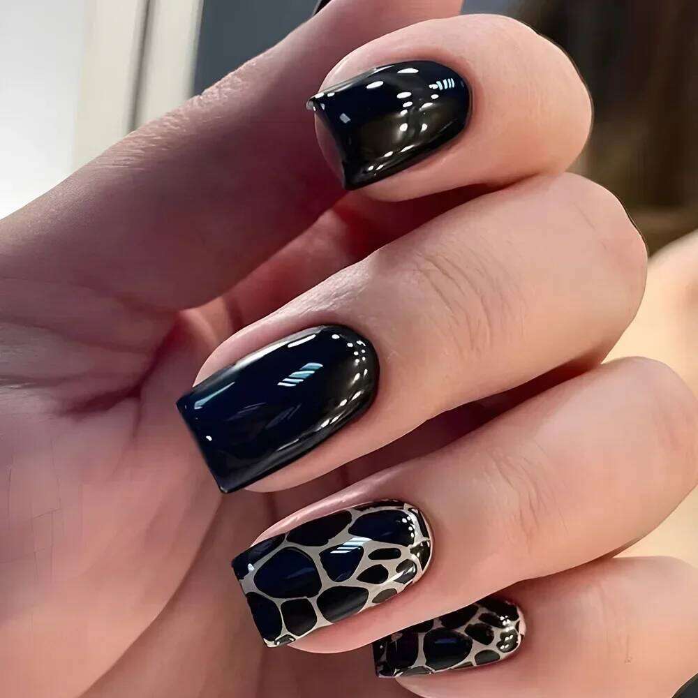 24Pcs Short Square Sweet Cool False Black Flower Wearable French Nails Press on Detachable Autumn Winter Acrylic Nail Tips X250704