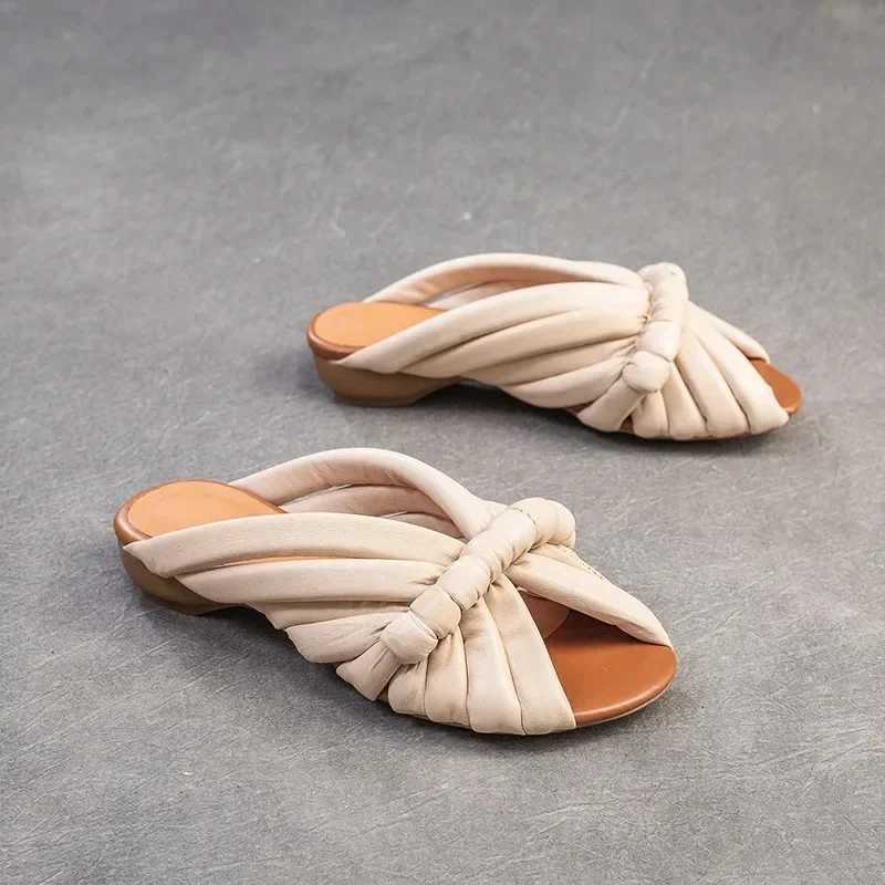 2025 Summer New Luxury Leather Flat Shoes Peep Toe Sandals Flip Flops Womens Casual Outdoor Low Heel Slippers W250704