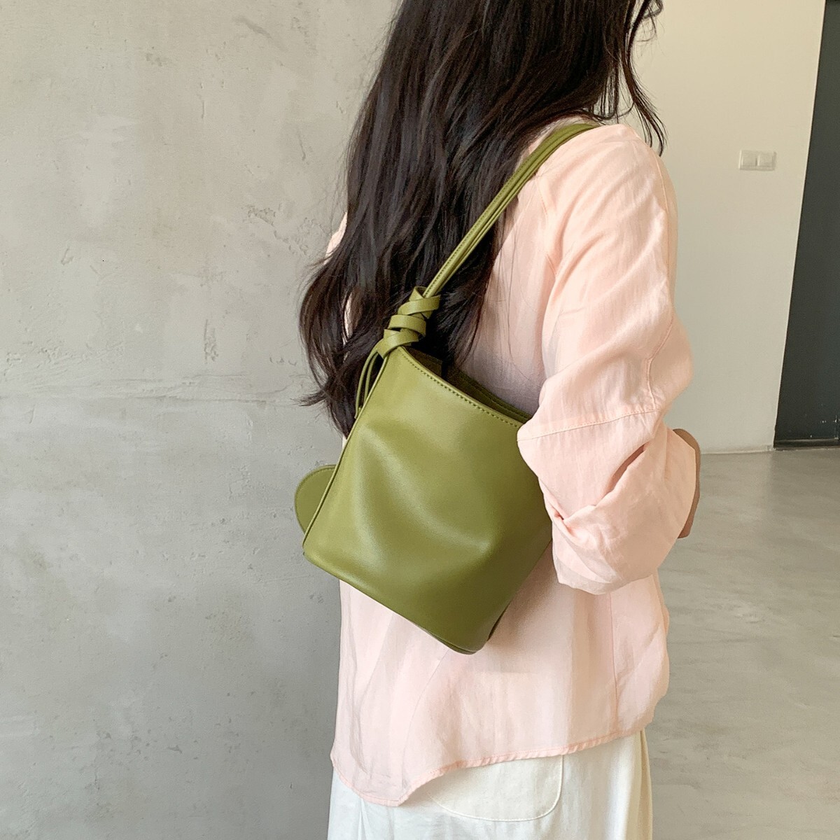 Free Shipping Designer Korean Summer New Women's Bucket Bag High-end Niche Cylindrical Office Handbag Women's Simple Soft Leather Shoulder B