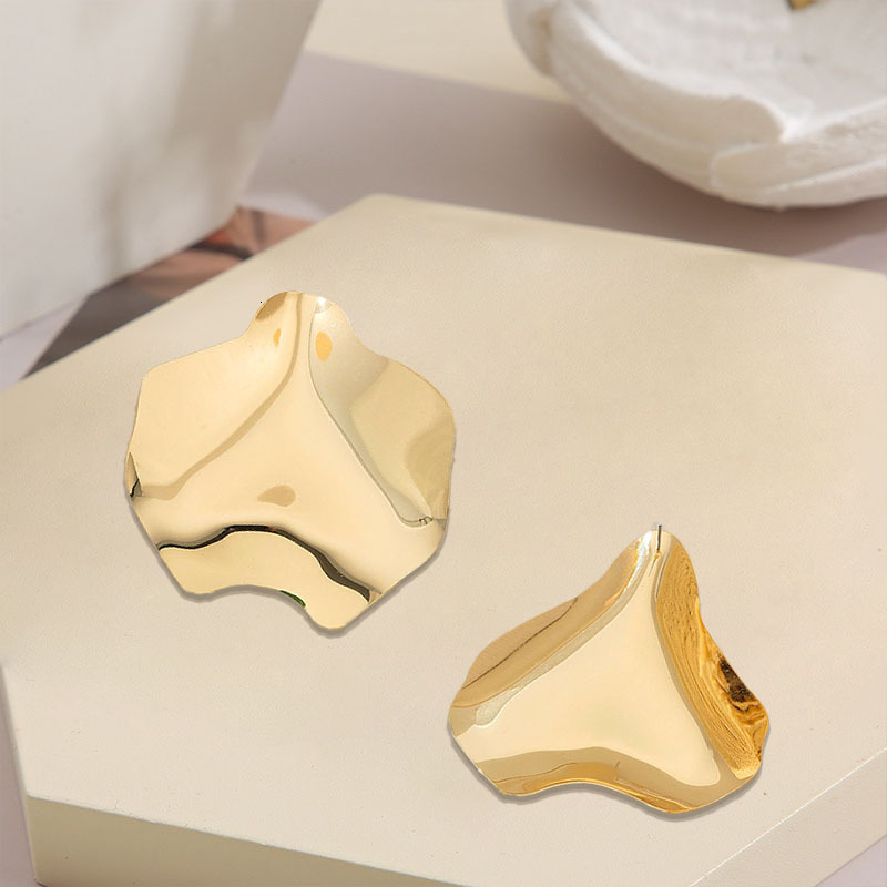 1 Pair Of Golden Yellow Glossy Exaggerated Style Earrings Alloy Material Elegant High-End Irregular