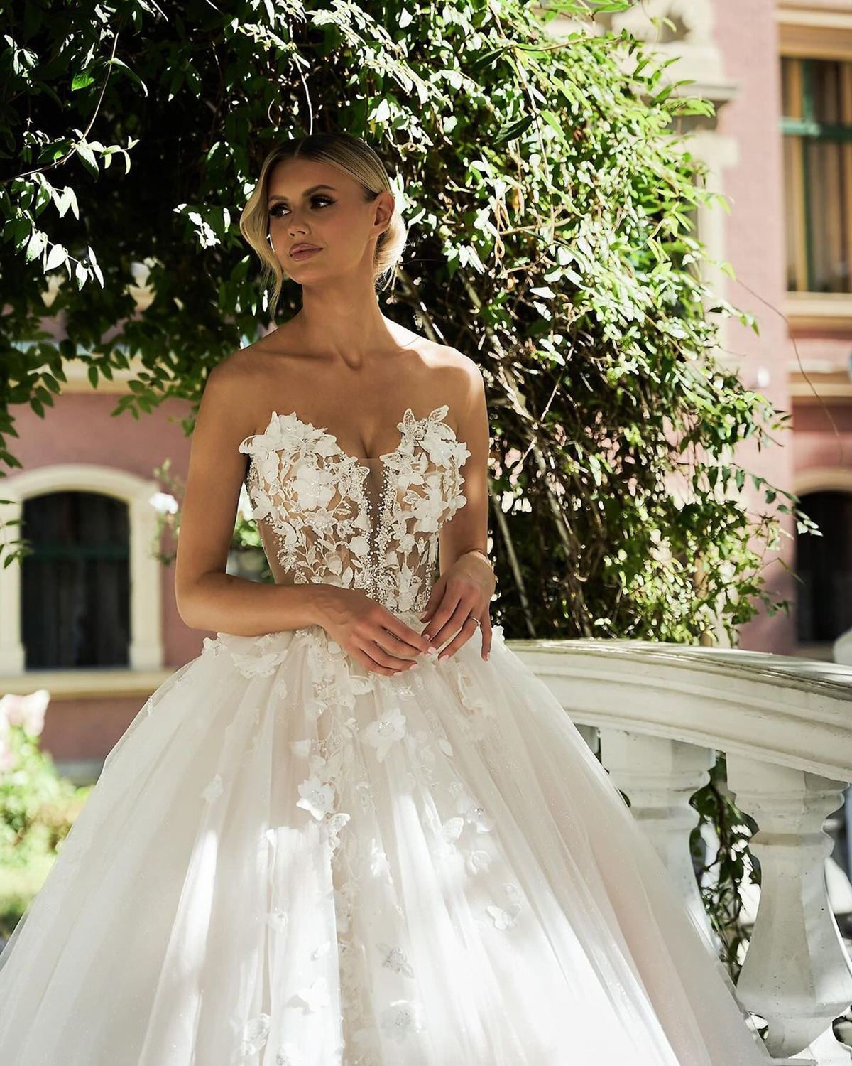 Elegant Strapless Wedding Dresses A Line Princess Flower Lace Bridal Gowns Custom Made Castle Garden Party Dresses for Special Occasion