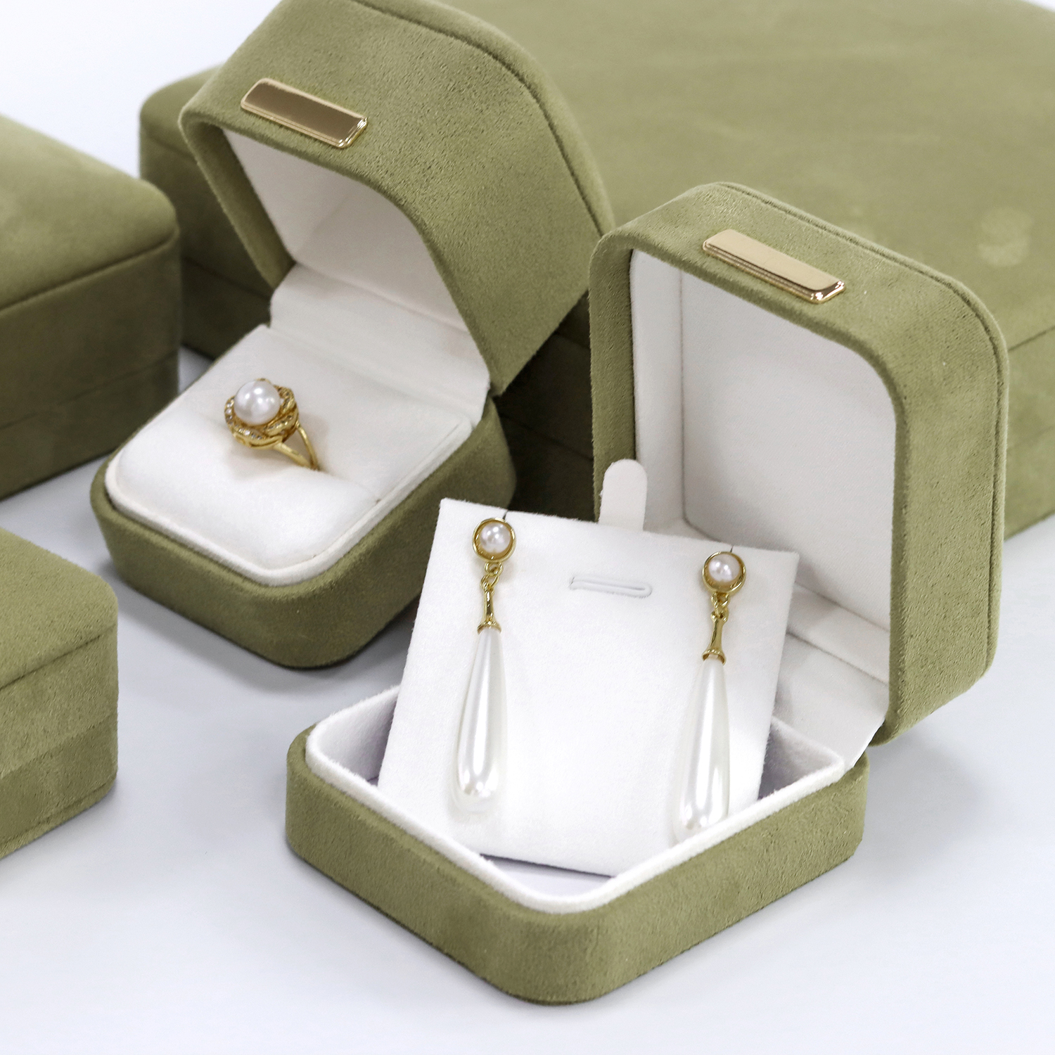 Luxurious Deep-Velvet Crafted Milan Style Jewellery Storage Case for Elegance Lovers