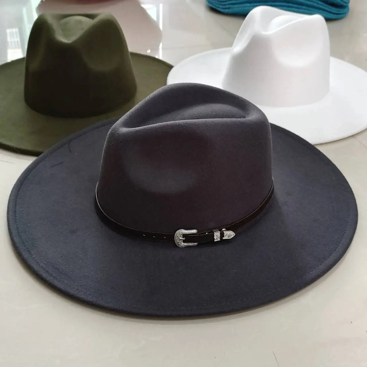 Classic Felt Fedora Hat For Men Women British Vintage Style Hat Gold Belt Accessory Panama Jazz Big Brimmed Hat Autumn Winter 250701