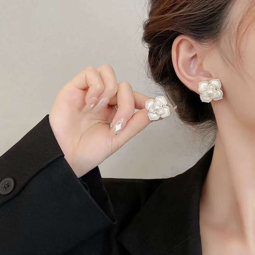 DHcollections French Style Pearl Necklace Elegant Camellia Petal Collarbone Chain Bridal Choker Wedding Dress Evening Gown Three-Piece Set