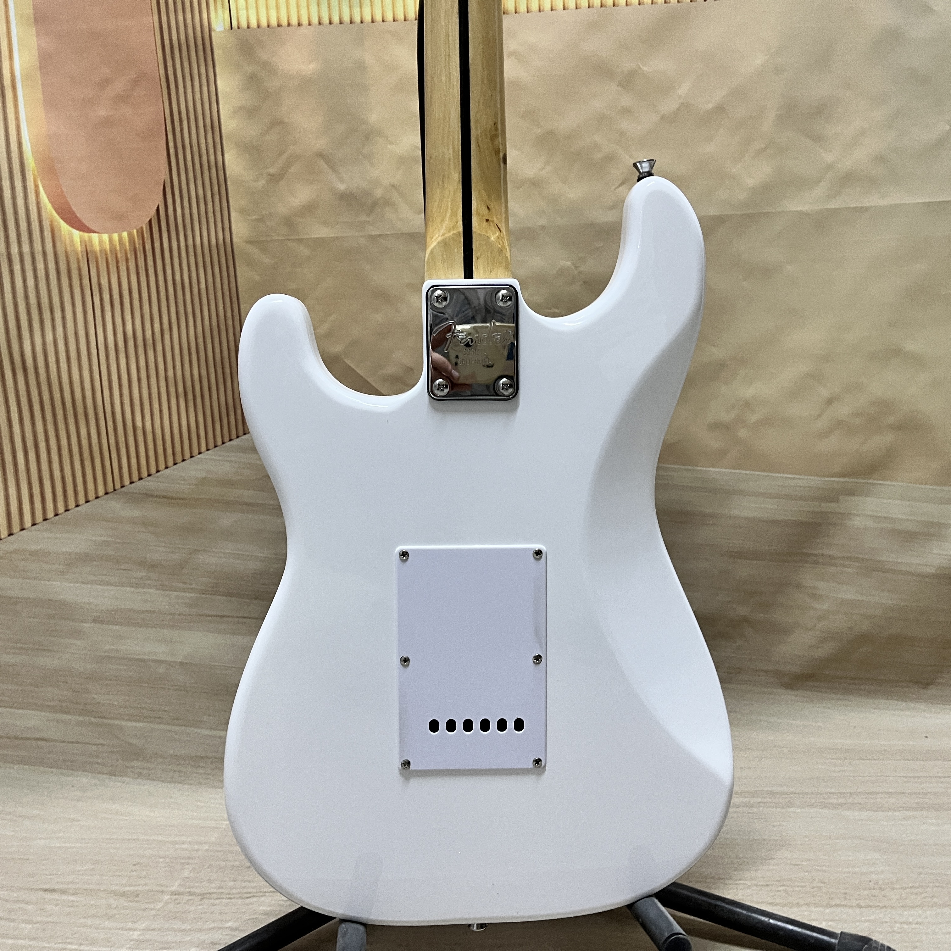6-string electric guitar, quilted maple top, SSH pickup, ash body, maple fretboard, 22 frets, chrome hardware