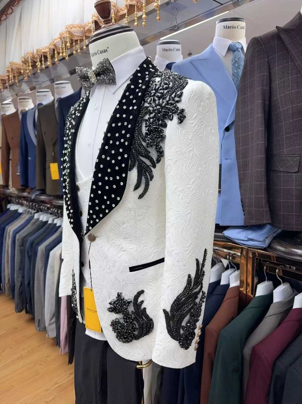 On Sale Luxurious Shawl Lapel Mens Suit Customized Jacquard Popular Beading Crystals Jacket Pants Vest Groom Wear Four Seasons X250704