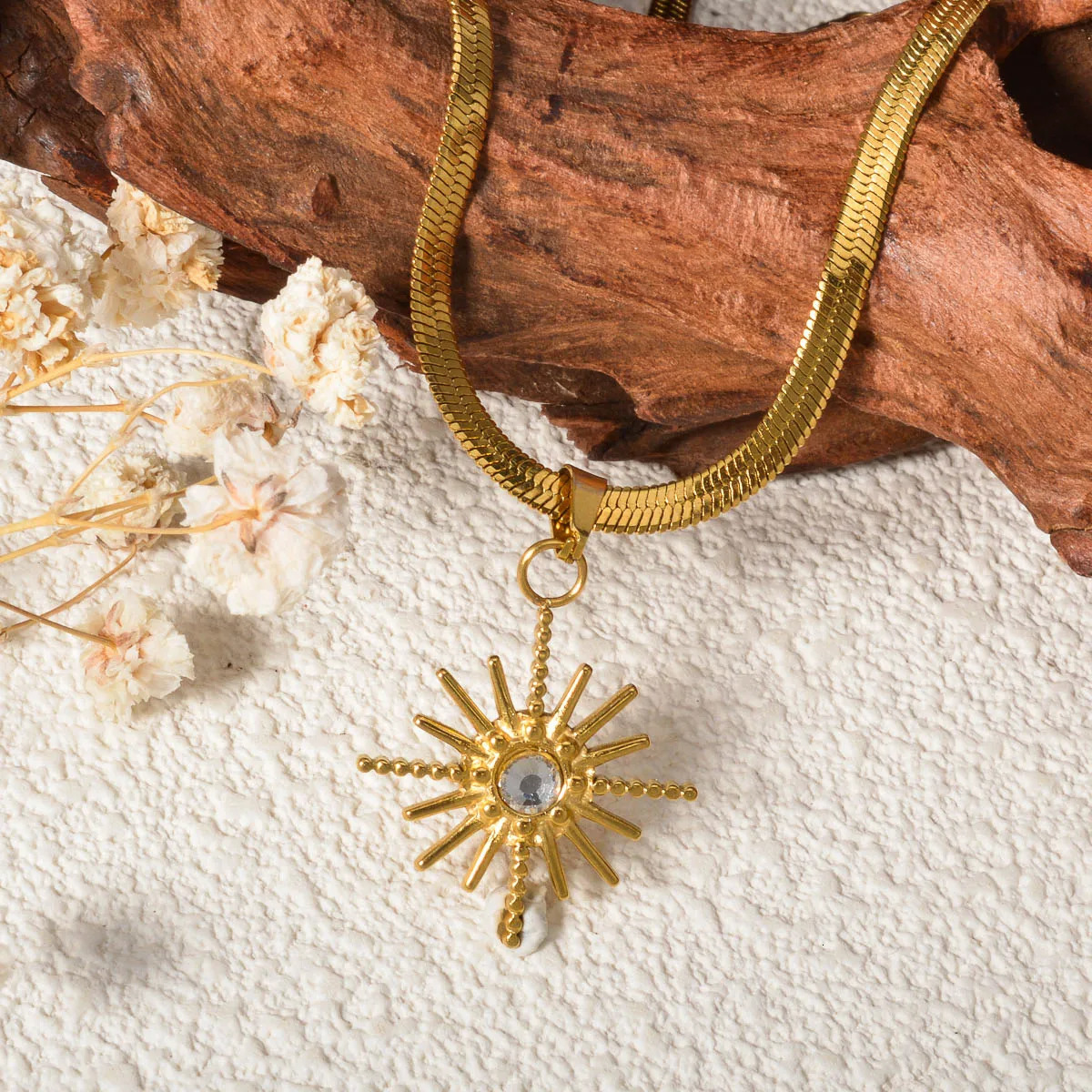 Vintage Sun Pendant Necklace Stainless Steel Waterproof Jewelry Accessories Jewelry Gift for Birthday Anniversary Suit for Party 250701
