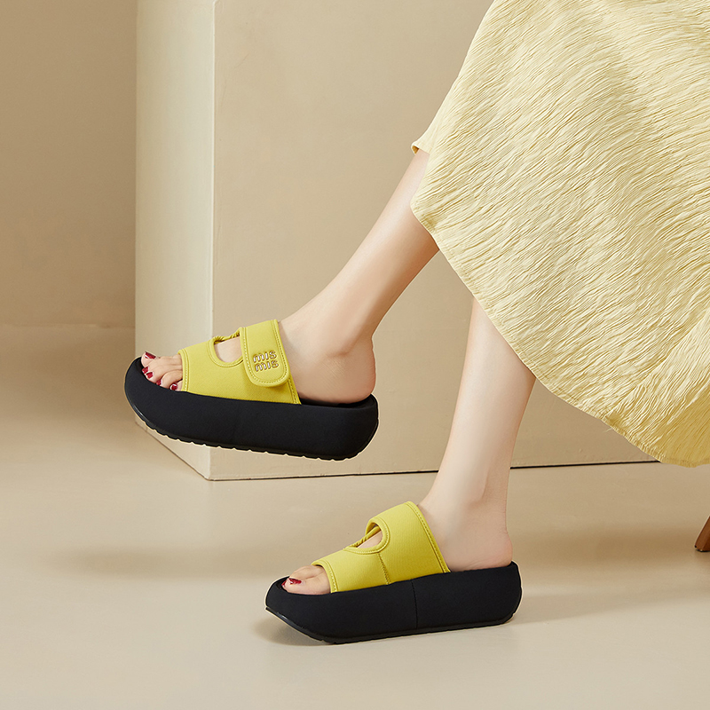 Mulinsen 2025 new thick-soled slippers for women to wear as outdoor shoes in summer with a sense of stepping on shit Velcro beach sandals