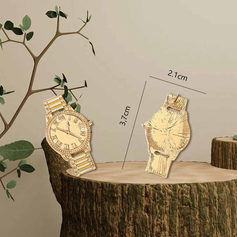 1 Pair of Stylish and Creative Metal Texture Large Gold Watch Design Sense Women's Earrings Suitable for Street Photography Wear