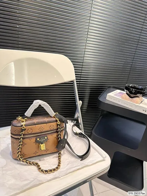 Top quality New vanity chain pouch Womens crossbody shoulder bag Original designer handbag mirror quality leather chain bags expensive tote Lock Makeup Bag wallet