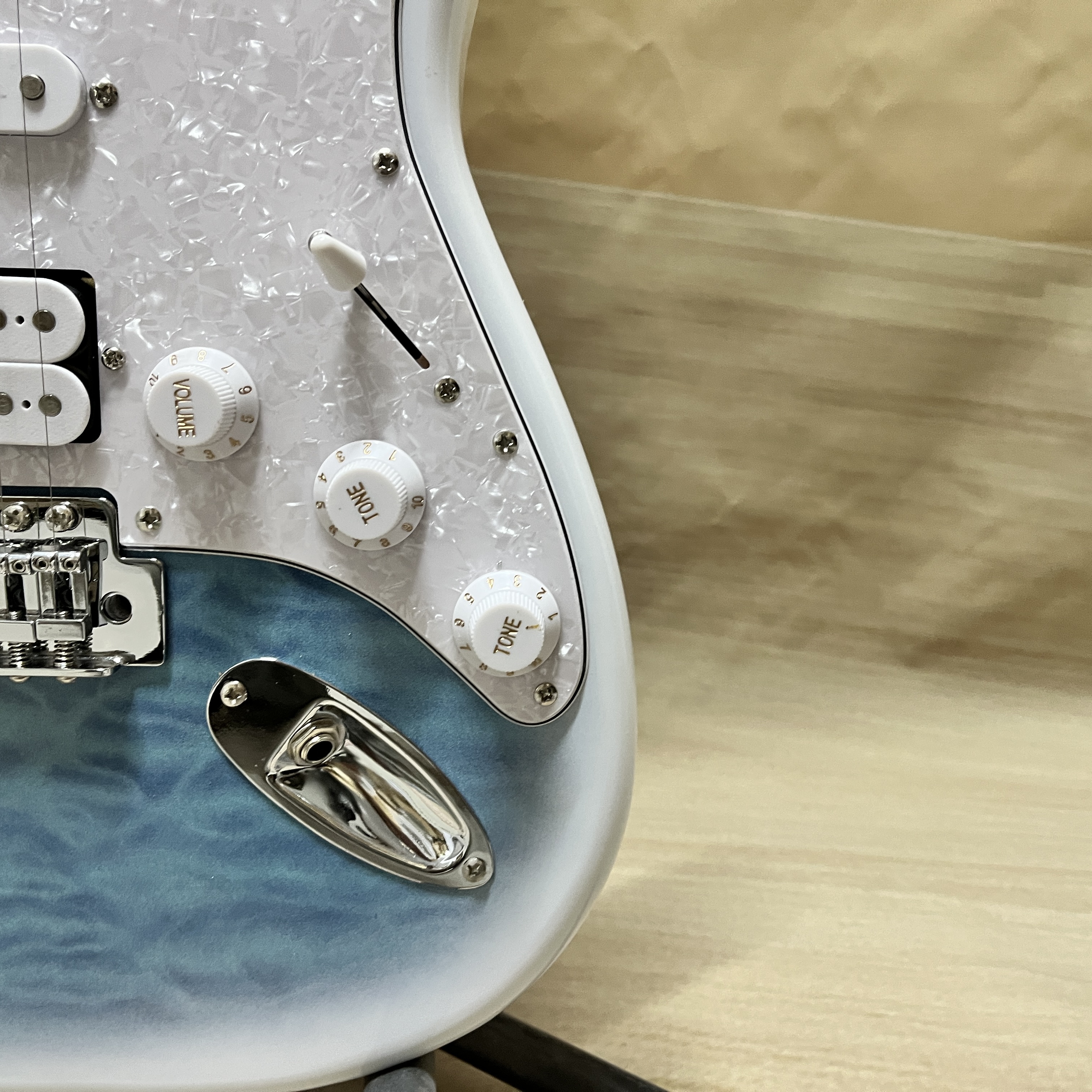6-string electric guitar, quilted maple top, SSH pickup, ash body, maple fretboard, 22 frets, chrome hardware