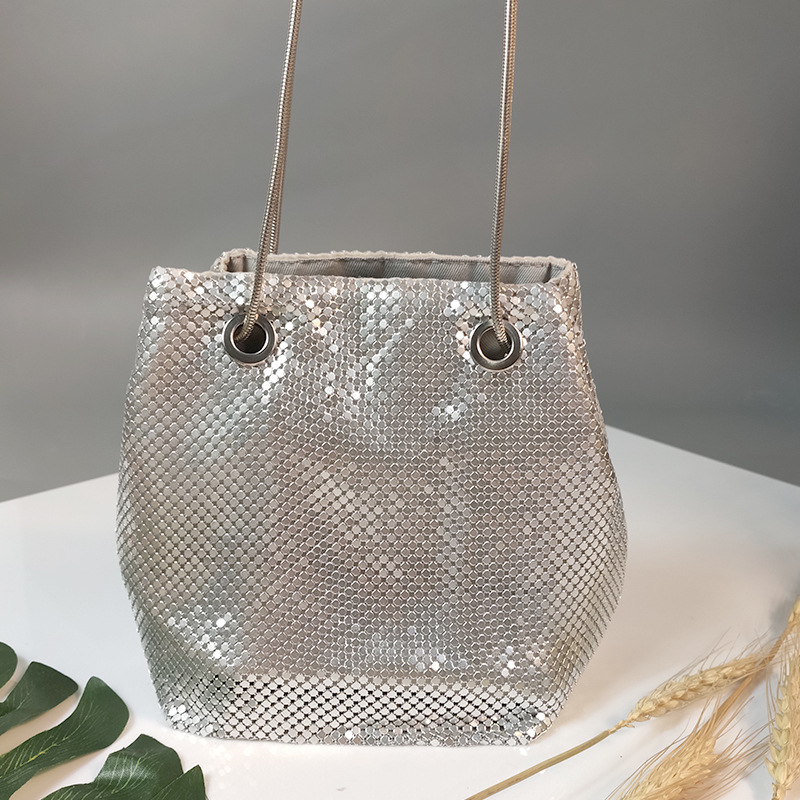 2025 Designer's New Sequin Fashion Summer Women's Sloping Shoulder Handbag, High-end Korean Style Sparkling Chain Bucket Bag