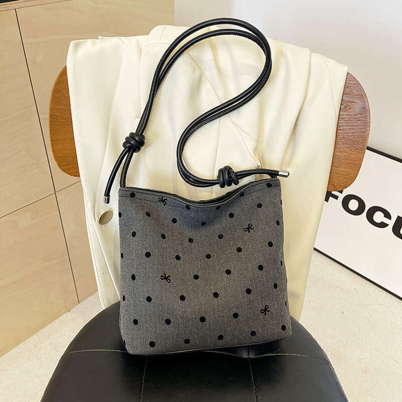 Casual Handbag Tote for Women 2025 New Niche Underarm Versatile Fashion Commuter Shoulder Bucket Bag Trendy